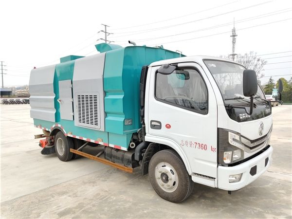 國(guó)六小多利卡新款后置滾刷吸塵車