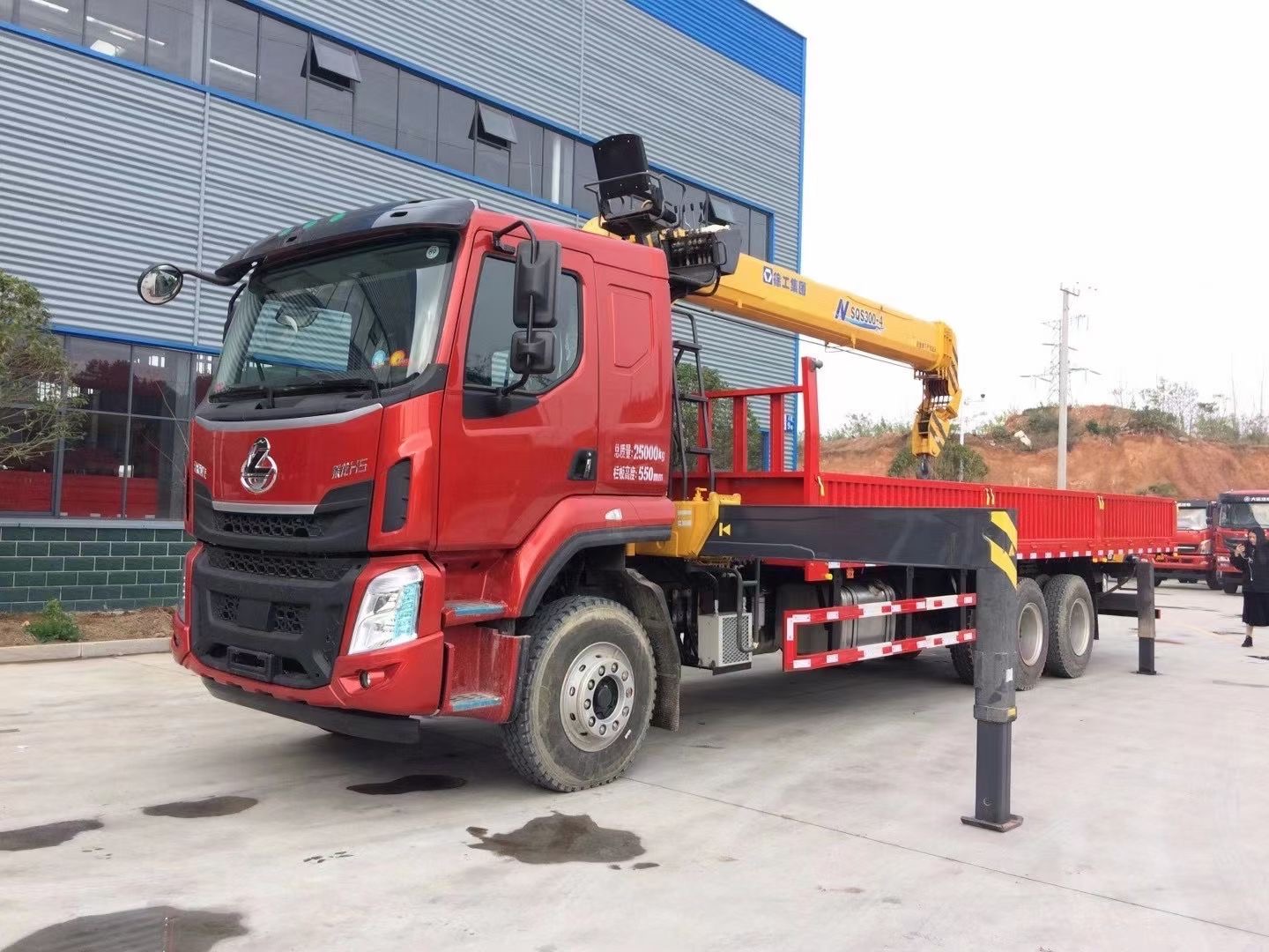 東風柳汽乘龍后八輪徐工隨車吊(國六)