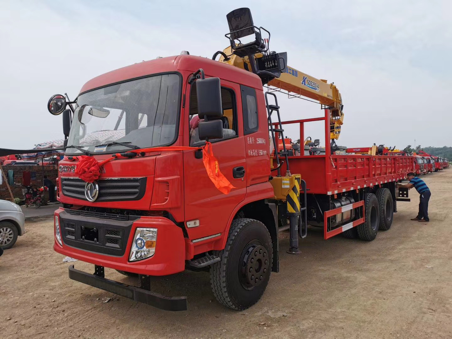 東風專底D913后八輪徐工隨車吊