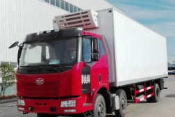(廂長7.7米)解放J6L小三軸冷藏車