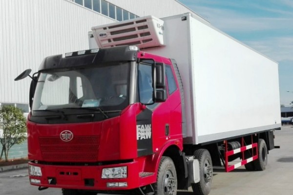 (廂長7.7米)解放J6L小三軸冷藏車