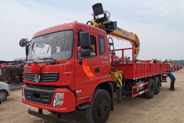東風(fēng)專底D913后八輪徐工隨車吊